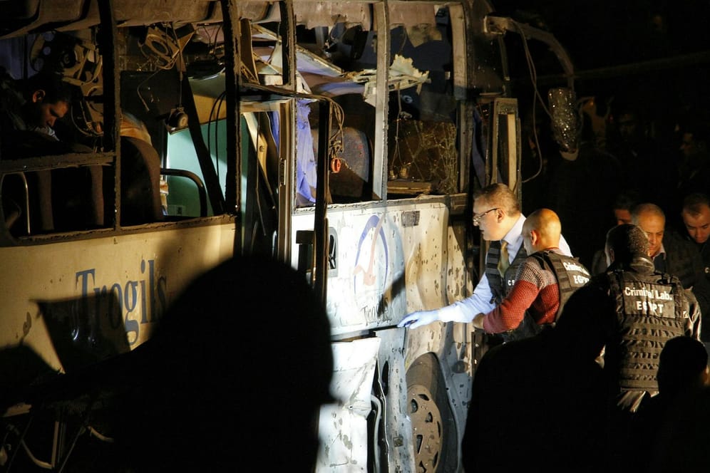 Sicherheitskräfte nach dem Bombenanschlag auf einen Bus: Die Regierung hat 40 mutmaßliche Terroristen getötet.