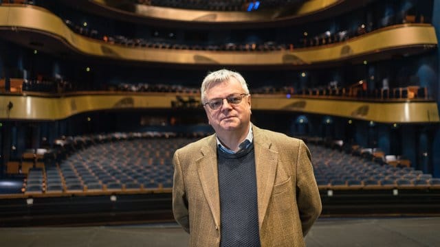 Bernd Loebe, Intendant der Oper Frankfurt, kann an zwei Orten gut abschalten: in Weinhandlungen und beim Fußball. Bernd Loebe, Intendant der Oper Frankfurt, kann an zwei Orten gut abschalten: in Weinhandlungen und beim Fußball.