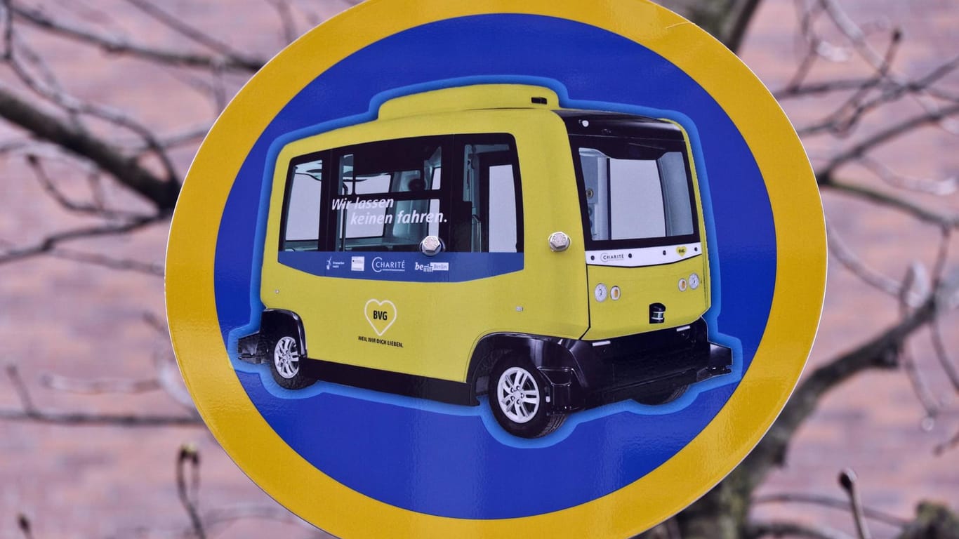 Haltestelle auf dem Charite-Campus in Berlin-Mitte fuer die elektrisch angetriebenen, fahrerlosen Minibusse