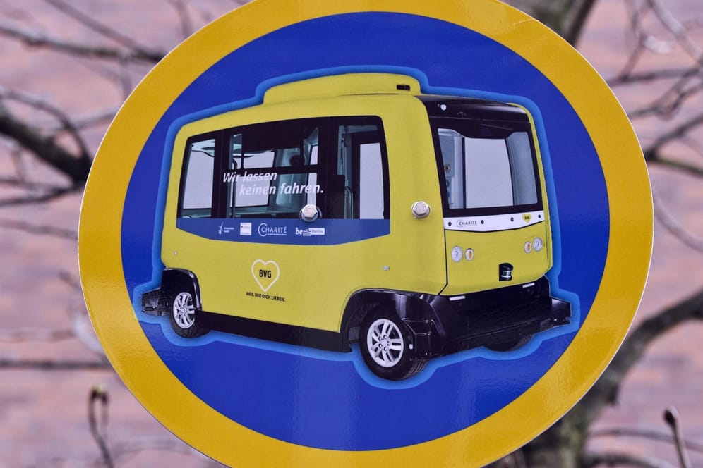 Haltestelle auf dem Charite-Campus in Berlin-Mitte fuer die elektrisch angetriebenen, fahrerlosen Minibusse