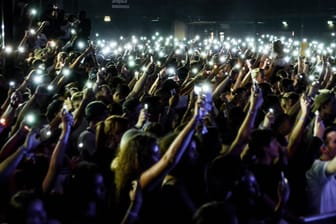 Konzertbesucher mit Smartphones: Digitale Werkzeuge, analoge Gesellschaft