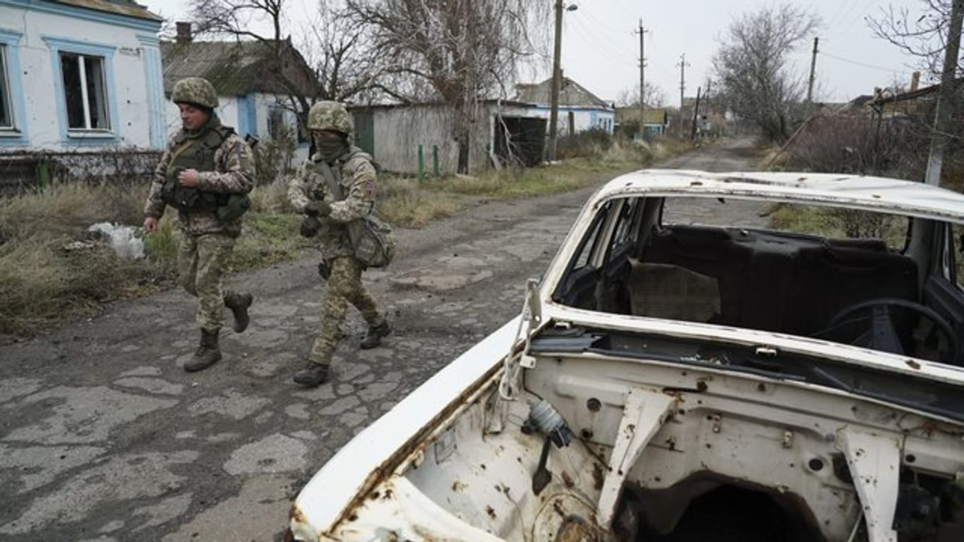Ukrainische Soldaten bei einer Patrouille nahe der Frontlinie zu den von Russland unterstützten Separatisten im Südosten des Landes.