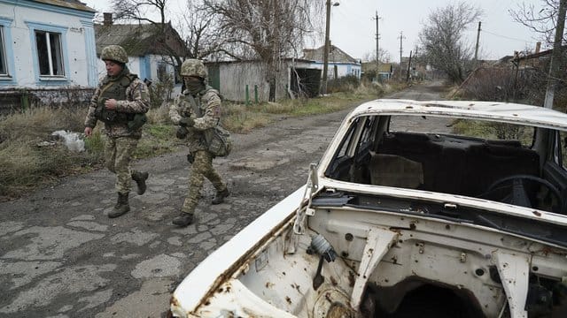 Ukrainische Soldaten bei einer Patrouille nahe der Frontlinie zu den von Russland unterstützten Separatisten im Südosten des Landes. Ukrainische Soldaten bei einer Patrouille nahe der Frontlinie zu den von Russland unterstützten Separatisten im Südosten des Landes.