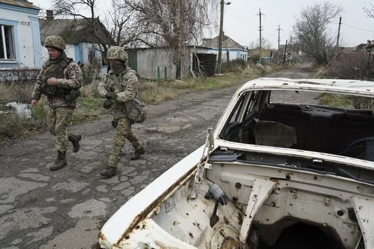 Ukrainische Soldaten bei einer Patrouille nahe der Frontlinie zu den von Russland unterstützten Separatisten im Südosten des Landes.
