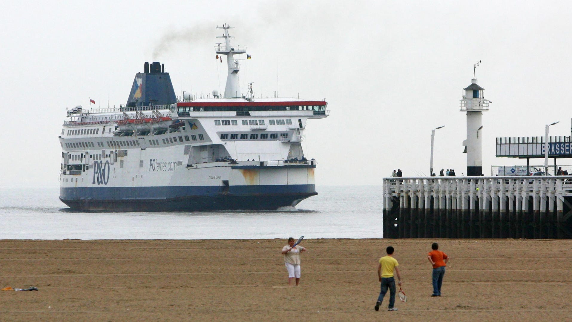 Die britische Fähre "Pride of Dover" vor dem belgischen Hafen von Oostende: Die britische Regierung bereitet sich auf einen Chaos-Brexit vor.