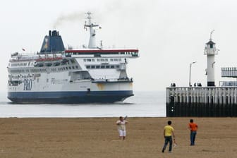 Die britische Fähre "Pride of Dover" vor dem belgischen Hafen von Oostende: Die britische Regierung bereitet sich auf einen Chaos-Brexit vor.