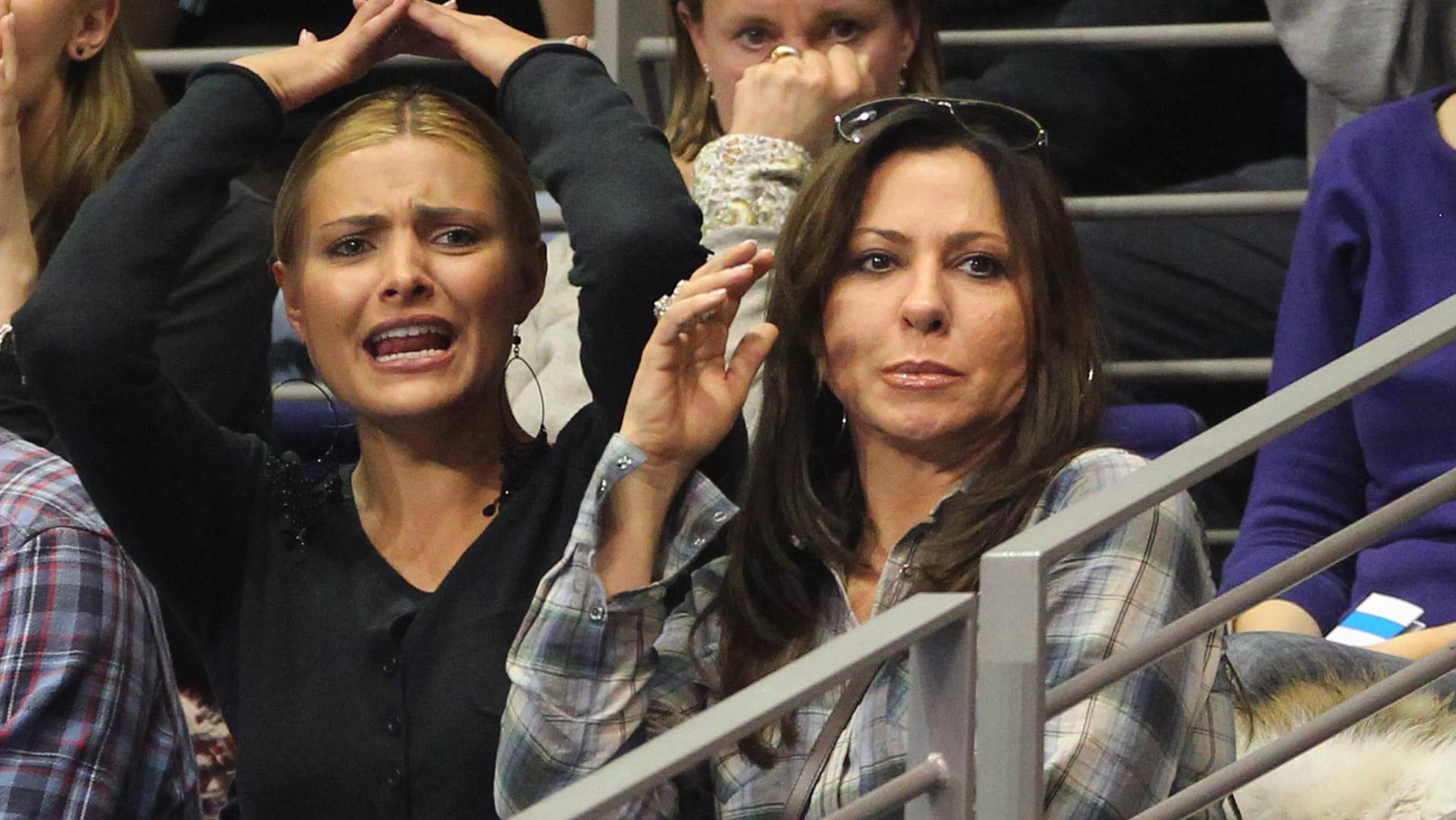 Emotionale Zuschauer beim Handball: Sophia (l.) und Simone Thomalla 2011 bei einem Spiel der Füchse Berlin.