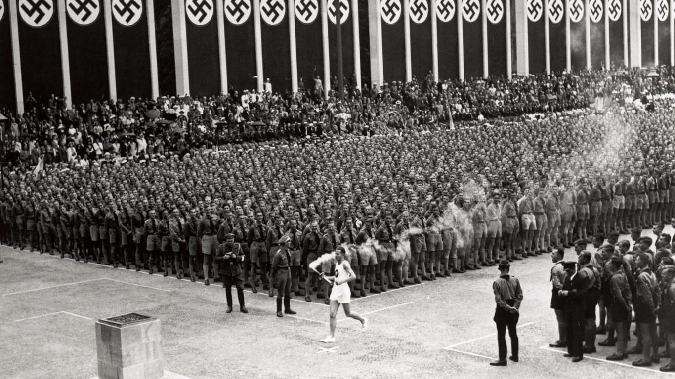 Entzündung des Olympischen Feuers 1936 in Berlin: Auch die Olympiade unter dem Hakenkreuz soll Gegenstand der umstrittenen Ausstellung sein.