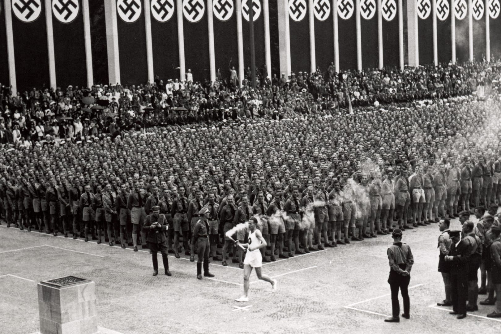 Entzündung des Olympischen Feuers 1936 in Berlin: Auch die Olympiade unter dem Hakenkreuz soll Gegenstand der umstrittenen Ausstellung sein.
