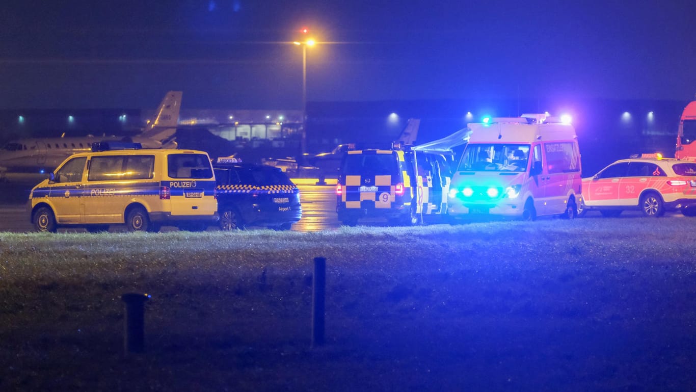 Vorfall auf dem Flughafen Hannover: Einsatzfahrzeuge von Polizei und Feuerwehr stehen in der Nähe von Terminal A.
