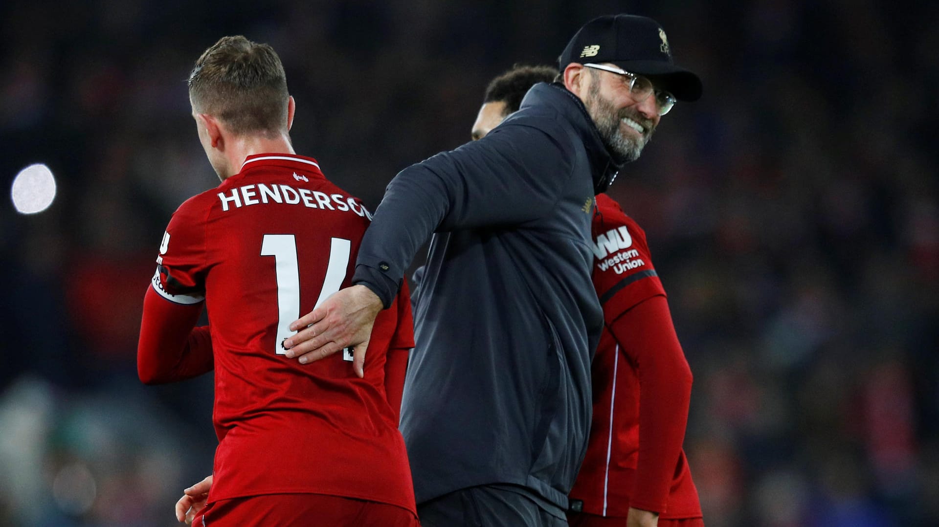 Jürgen Klopp herzt seine Spieler nach Schlusspfiff: Auch im 20. Ligaspiel bleibt Liverpool ungeschlagen.