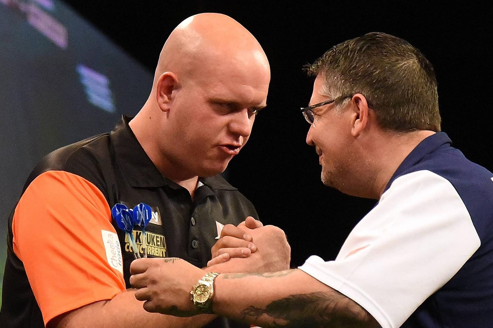 Showdown im Halbfinale: Michael van Gerwen (l.) trifft auf Gary Anderson.