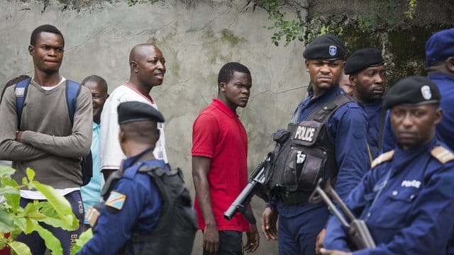 Polizisten sichern ein Wahllokal in Kinshasa.