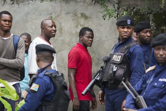 Polizisten sichern ein Wahllokal in Kinshasa.