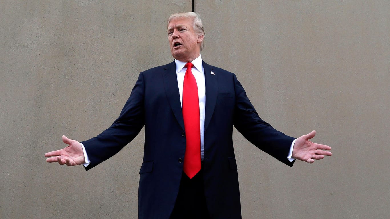 Donald Trump vor einem Prototyp der Mauer: Der US-Präsident gibt den Demokraten Schuld am Tod von Migrantenkindern an der Grenze zu Mexiko.