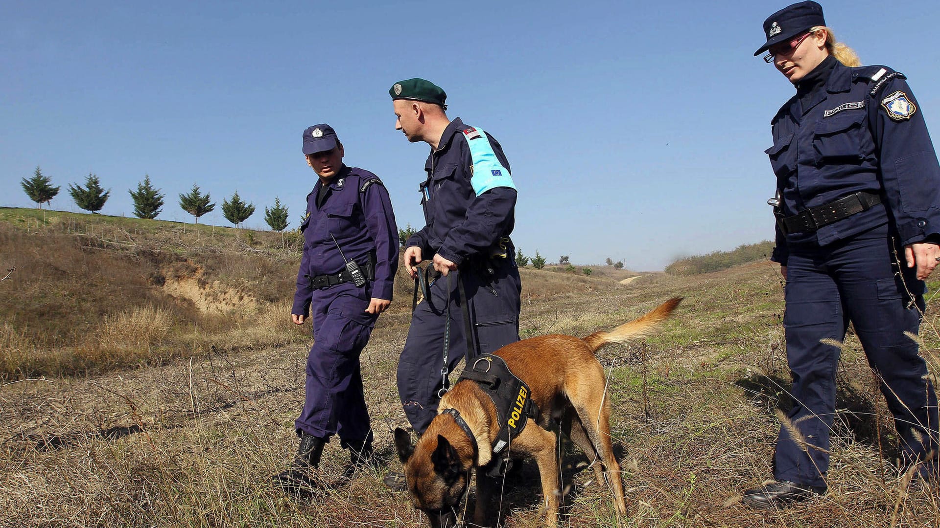 Griechische Grenzschützer mit einem Frontex-Beamten in Nordgriechenland: Den EU-Ländern geht der Ausbau der Grenzbehörde Frontex nun doch zu schnell.