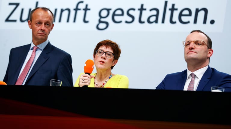 Friedrich Merz (links), Annegret Kramp-Karrenbauer oder Jens Spahn? Eine neue Umfrage zeigt, wen die Deutschen am ehesten als Kanzlerkandidat sehen.