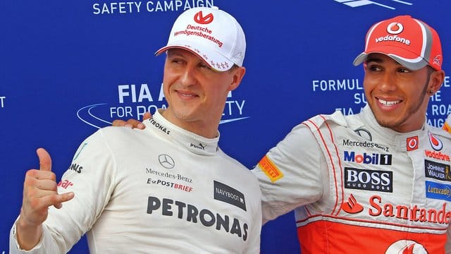 Michael Schumacher (l) und Lewis Hamilton 2012 beim Großen Preis von Malaysia.