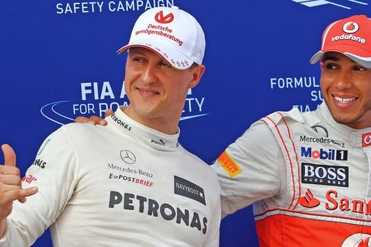 Michael Schumacher (l) und Lewis Hamilton 2012 beim Großen Preis von Malaysia.