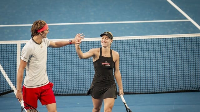 Alexander Zverev (l) und Angelique Kerber klatschen nach dem Sieg im Mixed ab. Alexander Zverev (l) und Angelique Kerber klatschen nach dem Sieg im Mixed ab.
