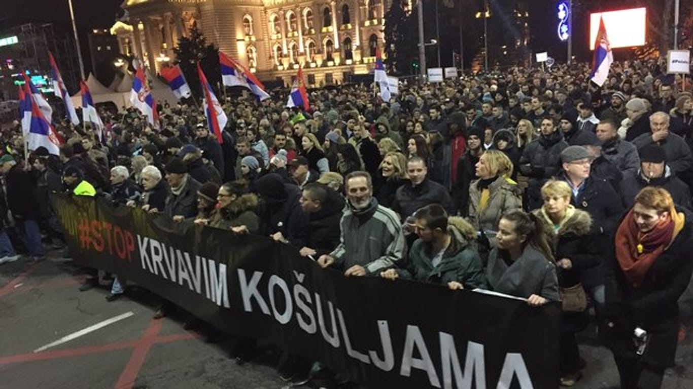Im Zentrum Belgrads wird gegen die Regierung demonstriert.