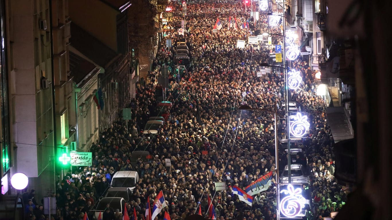 Die Straße in Belgrad ist voll: Mehr als 20.000 Serben haben gegen die Regierung demonstriert.