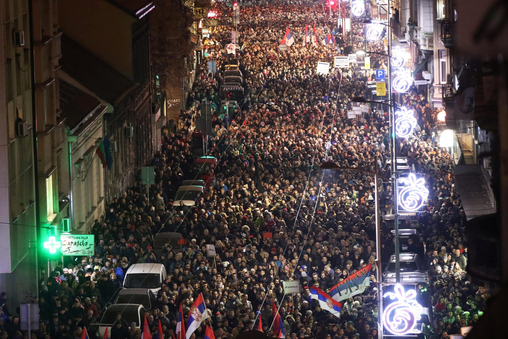 Die Straße in Belgrad ist voll: Mehr als 20.000 Serben haben gegen die Regierung demonstriert.