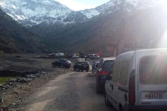 Einsatzkräfte am Tatort in Marokko: Die Behörden haben nun einen Schweizer festgenommen.