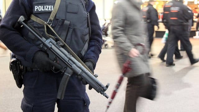 Ein bewaffneter Polizist mit Sicherheitsweste in einem Bahnhof: Die Terrorgefahr im Land ist weiter hoch. Ein bewaffneter Polizist mit Sicherheitsweste in einem Bahnhof: Die Terrorgefahr im Land ist weiter hoch.