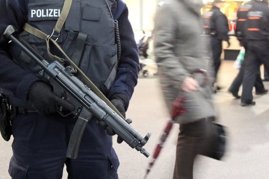Ein bewaffneter Polizist mit Sicherheitsweste in einem Bahnhof: Die Terrorgefahr im Land ist weiter hoch.