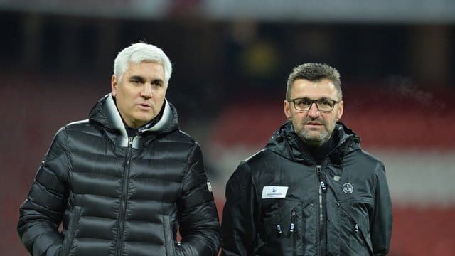 Machen sorgenvolle Gesichter: Nürnbergs Trainer Michael Köllner (r) und Sportvorstand Andreas Bornemann. Machen sorgenvolle Gesichter: Nürnbergs Trainer Michael Köllner (r) und Sportvorstand Andreas Bornemann.