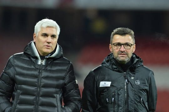 Machen sorgenvolle Gesichter: Nürnbergs Trainer Michael Köllner (r) und Sportvorstand Andreas Bornemann.