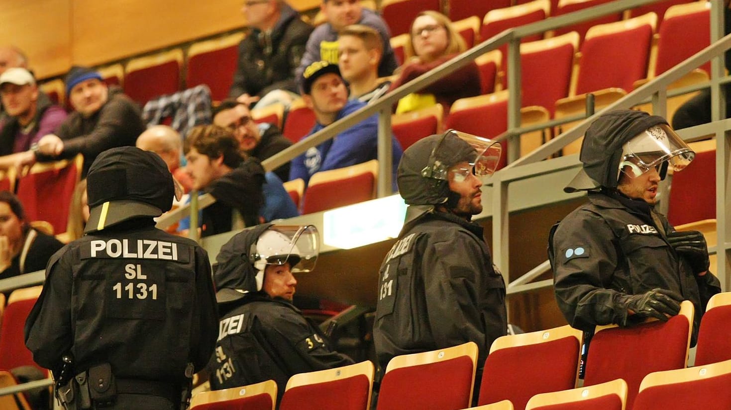 Während des Legends Cup in Saarbrücken kam es zu Krawallen und Ausschreitungen in der Halle.