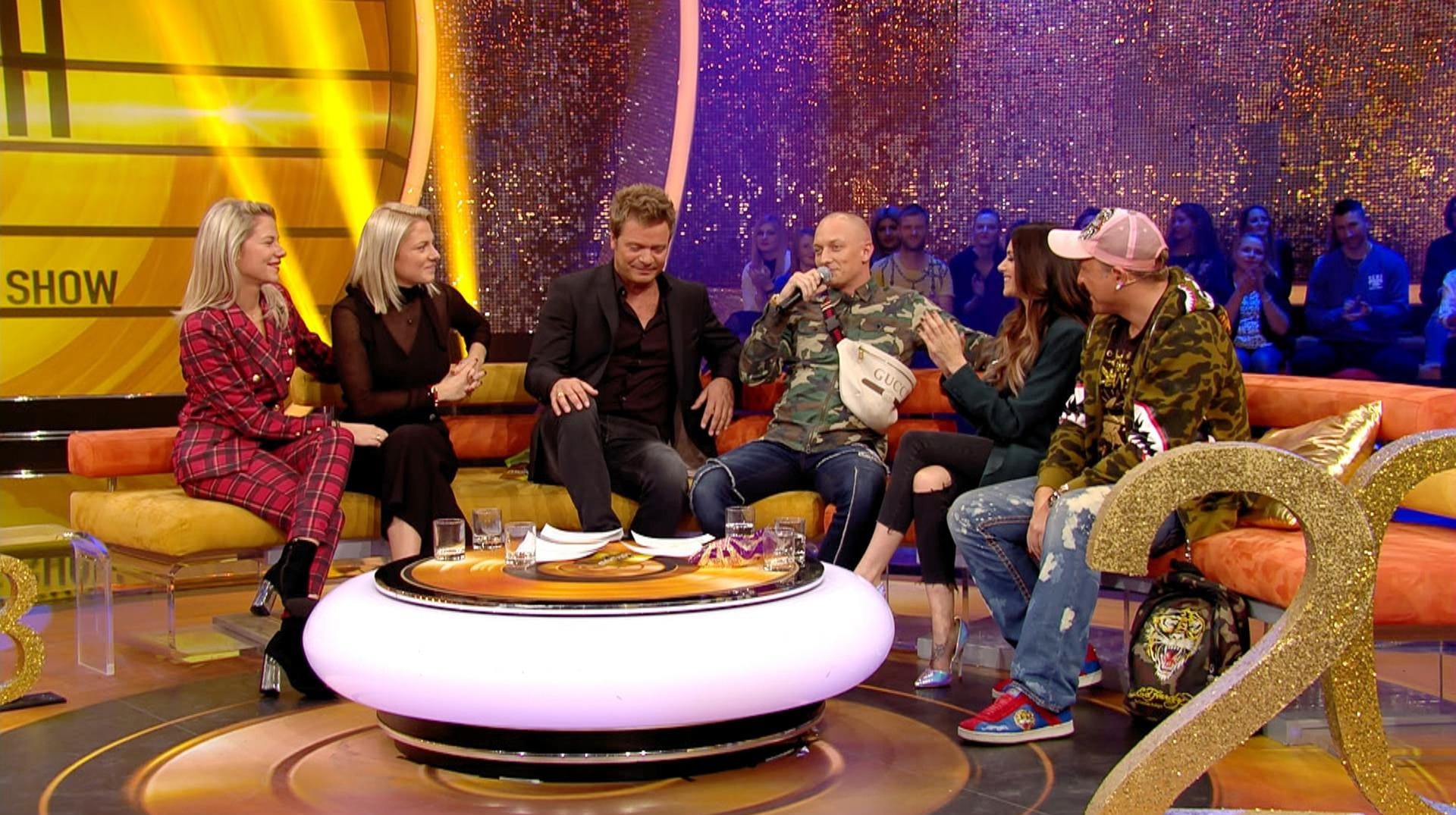 "Die ultimative Chart-Show": Moderator Oliver Geissen (3.v.l) mit seinen Gästen Cheyenne (l.) und Valentina Pahde, Rapper Olexesh, GZSZ-Star Anne Menden und Komiker Dennis aus Hürth.