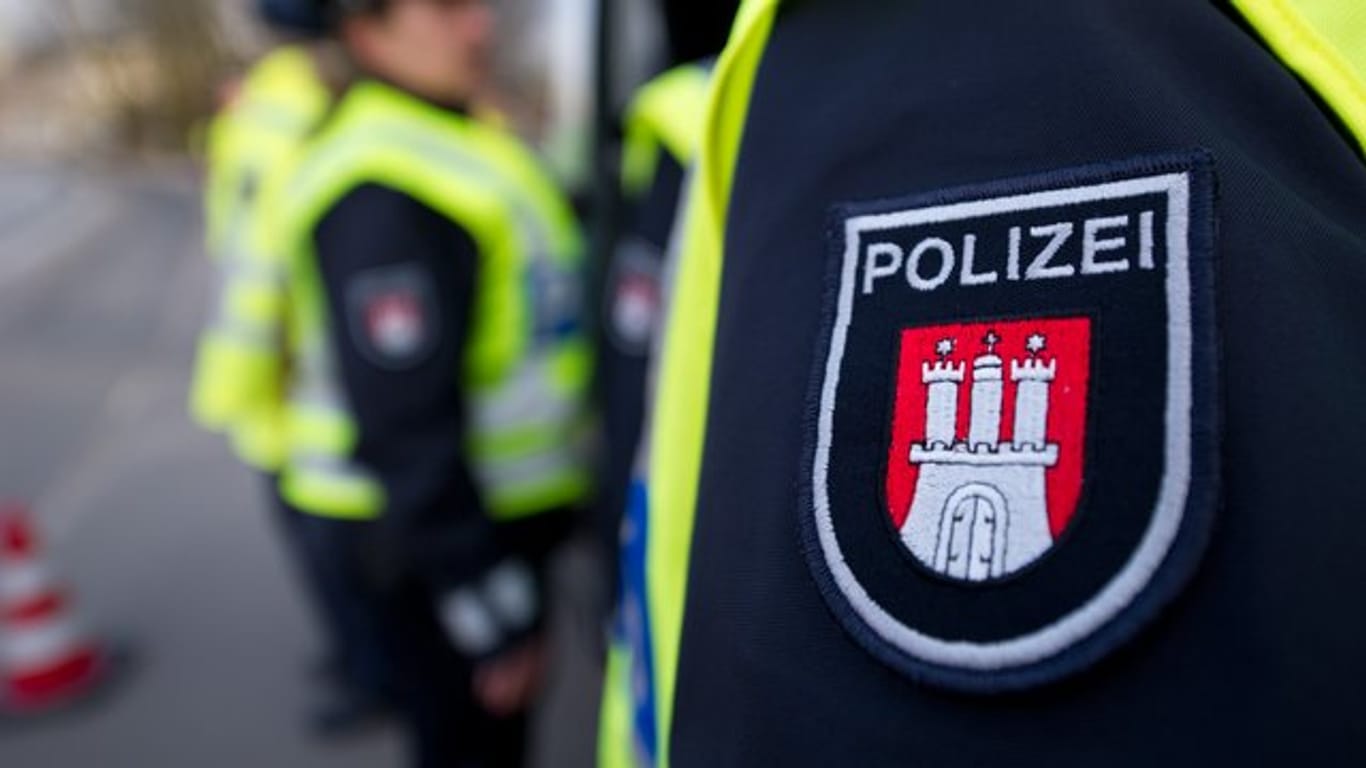 Das Wappen der Hamburger Polizei auf dem Ärmel eines Beamten.