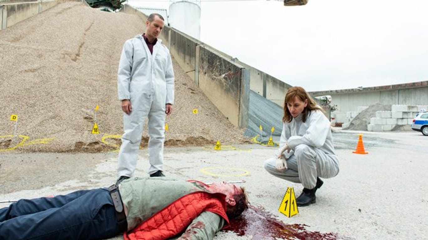 Rupert (Barnaby Metschurat) und Ann Kathrin Klaasen (Christiane Paul) untersuchen die Leiche von Reinhold Münzner (Frank Köbe).