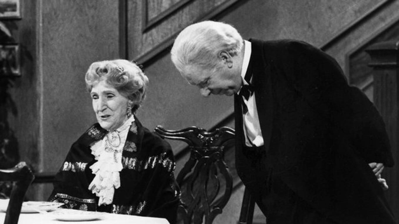 Freddie Frinton als Diener James und May Warden als Miss Sophie im TV-Sketch "Dinner for One oder der 90.