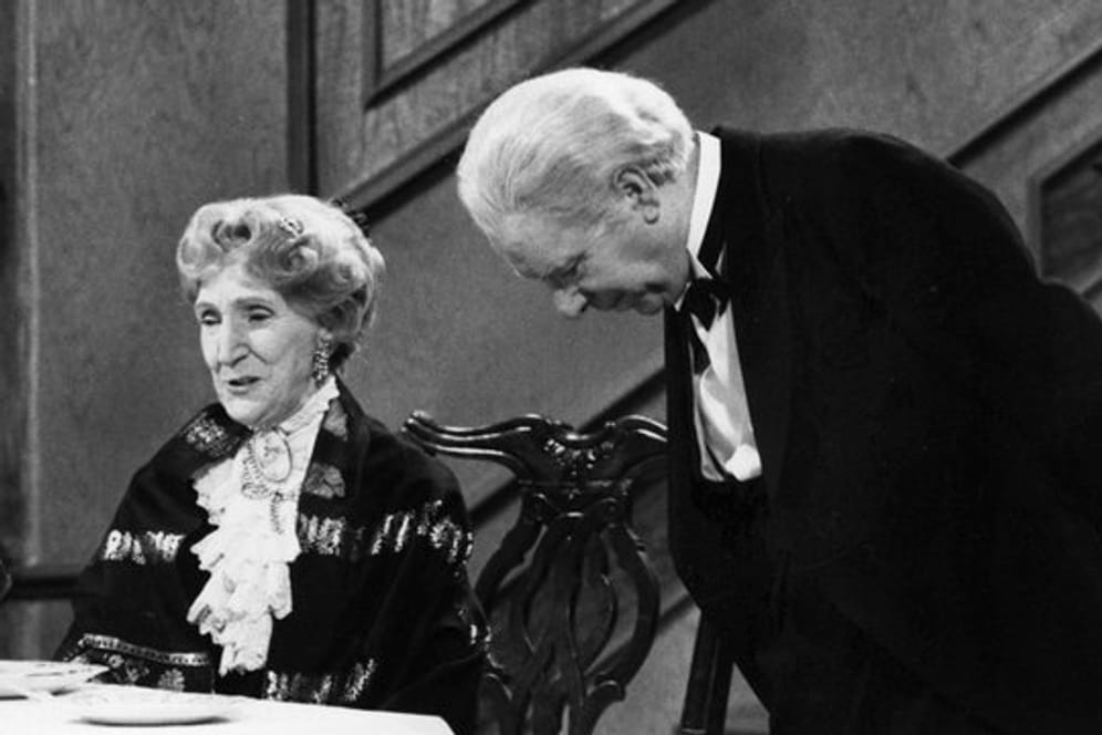 Freddie Frinton als Diener James und May Warden als Miss Sophie im TV-Sketch "Dinner for One oder der 90.