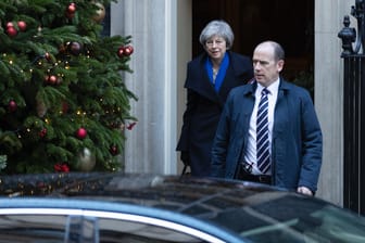 Premierminister Theresa May vor ihrem Amtssitz: Britische Parlamentarier verschiedener Fraktionen wollen eine Verschiebung des EU-Austrittstermins erreichen.