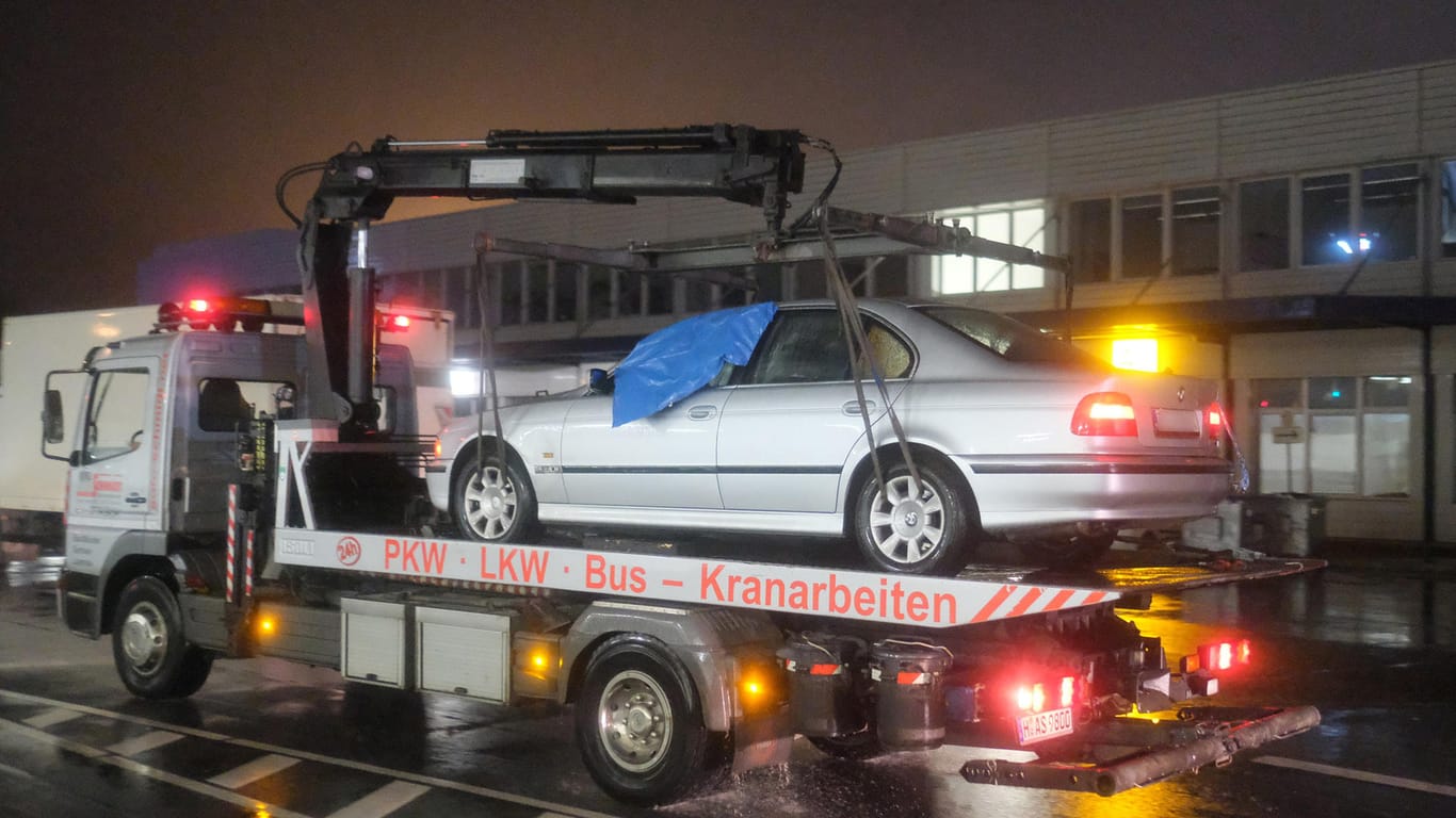 Das Tatfahrzeug: Ein Mann war mit dem silbernen BMW auf das Vorfeld des Flughafen Hannover gerast.