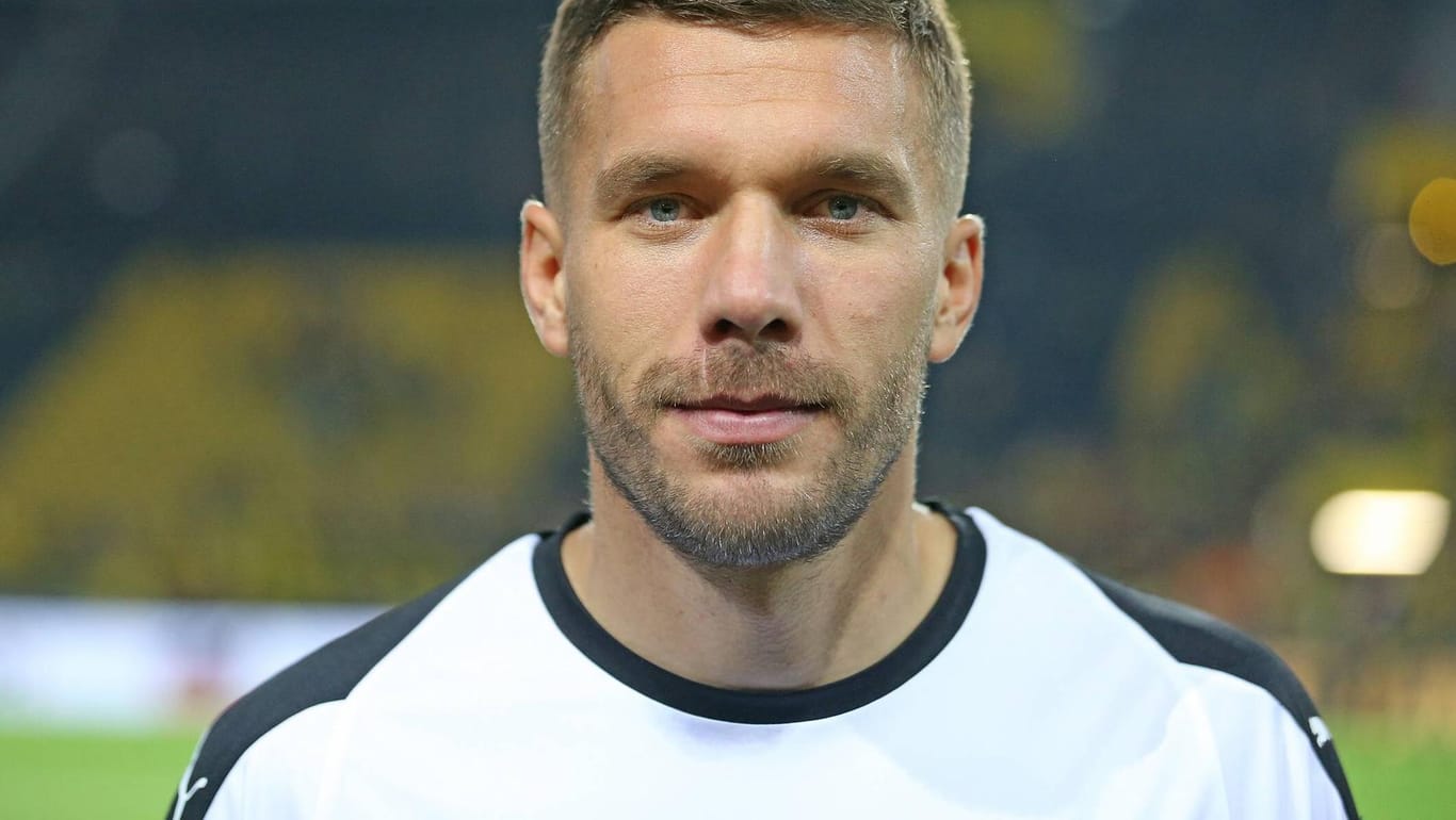 Lukas Podolski: Auf seine Tochter ist er sichtlich stolz.
