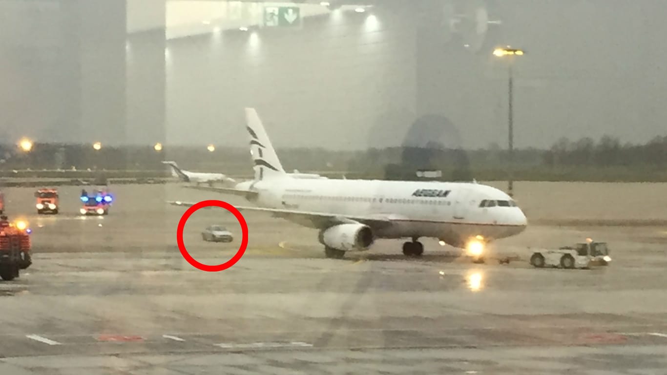 Vorfeld des Flughafen Hannover: Ein Autofahrer hatte am Samstag ein Tor durchbrochen und kam erst neben einer griechischen Maschine zum Stehen.