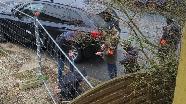 Polizisten nehmen im Mainzer Stadtteil Marienborn den terrorverdächtigen Syrer fest.