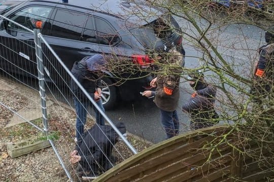 Polizisten nehmen im Mainzer Stadtteil Marienborn den terrorverdächtigen Syrer fest.