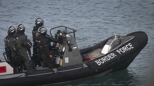 Mitglieder des britischen Grenzschutzes fahren durch den Hafen von Dover auf einem Schlauchboot. Mitglieder des britischen Grenzschutzes fahren durch den Hafen von Dover auf einem Schlauchboot.