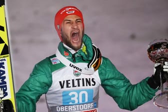 Markus Eisenbichler: Der DSV-Adler jubelt bei der Siegerehrung über den zweiten Platz.