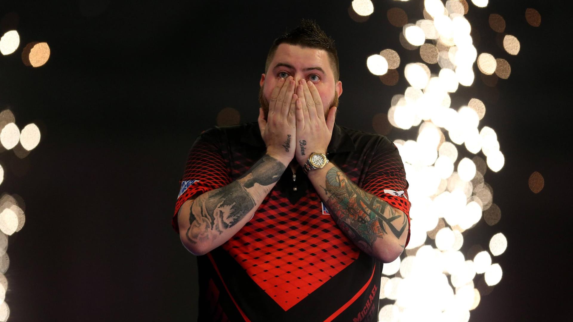 Michael Smith kann sein Glück kaum fassen: Der Engländer steht erstmals im Finale der Darts-WM.