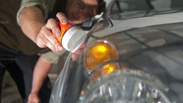 Spuren von Silvesterfeuerwerk lassen sich mit einer guten Politur meist rückstandslos vom Autolack entfernen.
