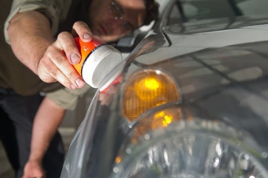 Spuren von Silvesterfeuerwerk lassen sich mit einer guten Politur meist rückstandslos vom Autolack entfernen.