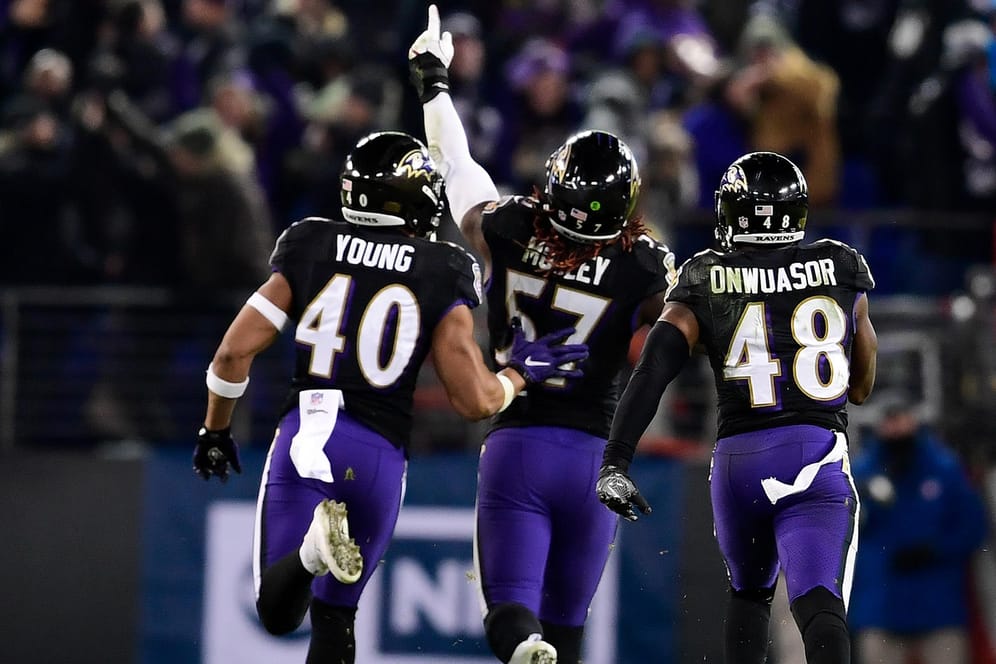Ab in die Playoffs: Die Baltimore Ravens um CJ Mosley (m.) feiern das Erreichen der nächsten Runde.
